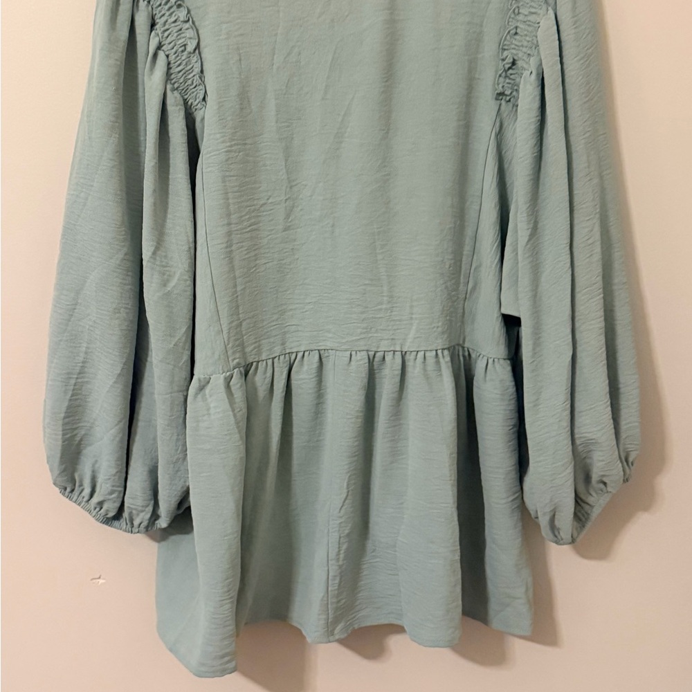 ENTRO Sage Green Women's Top - Picture 2 of 4